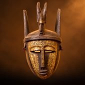 Masque tribal africain orné